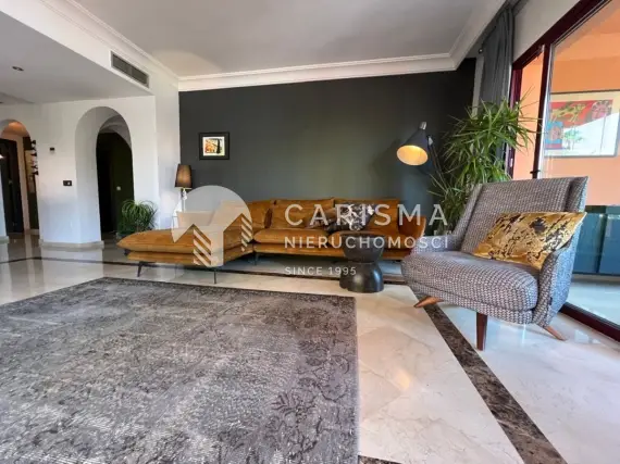 Nowoczesny i jasny apartament w Villamartin 2