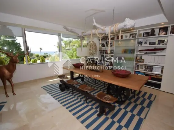 (4) Całkowicie odnowiony apartament w pierwszej linii brzegowej