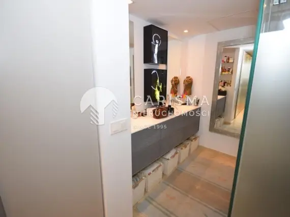 (14) Całkowicie odnowiony apartament w pierwszej linii brzegowej