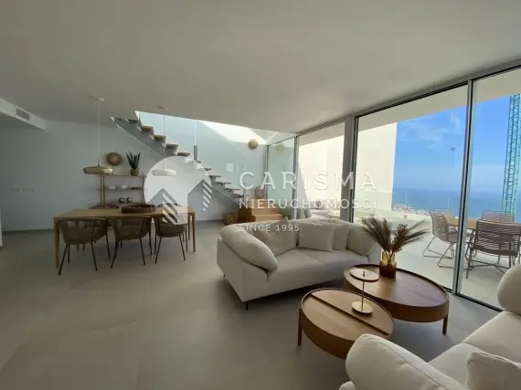 (10) Nowoczesny penthouse ze spektakularnym widokiem na morze