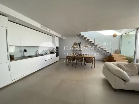 (12) Nowoczesny penthouse ze spektakularnym widokiem na morze