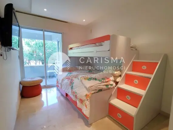 (12) Nowoczesny apartament w pięknej lokalizacji tuż przy plaży