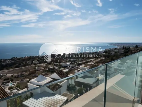 (4) Nowoczesny dwupoziomowy penthouse z panoramicznym widokiem na morze