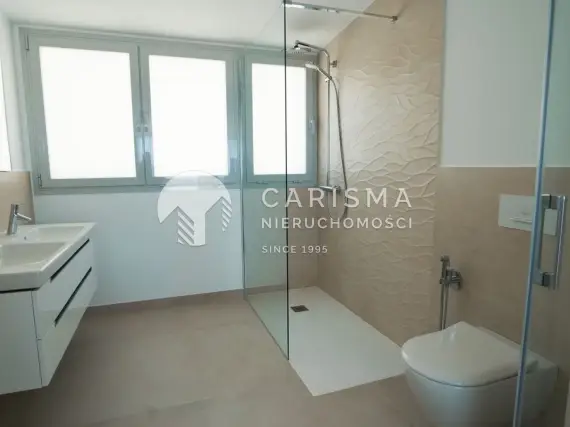 (19) Nowoczesny dwupoziomowy penthouse z panoramicznym widokiem na morze