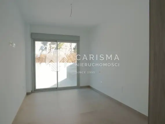 (12) Nowoczesny dwupoziomowy penthouse z panoramicznym widokiem na morze