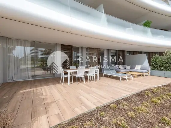 (4) Luksusowy apartament na parterze w pierwszej linii brzegowej