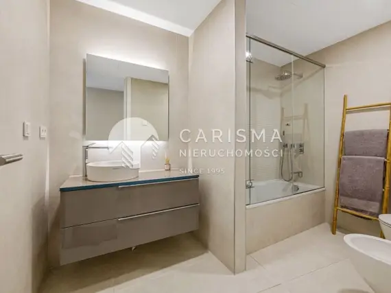(12) Luksusowy apartament na parterze w pierwszej linii brzegowej
