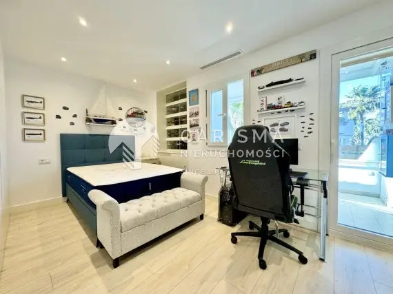 (21) Nowoczesny w pełni odnowiony apartament z widokiem na morze