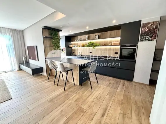 Nowoczesny dwupoziomowy penthouse z widokiem na morze i góry 2