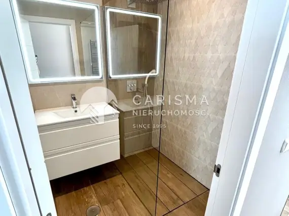 (13) Nowoczesny dwupoziomowy penthouse z widokiem na morze i góry