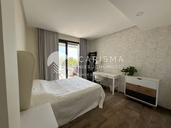 (9) Nowoczesny dwupoziomowy penthouse z widokiem na morze i góry