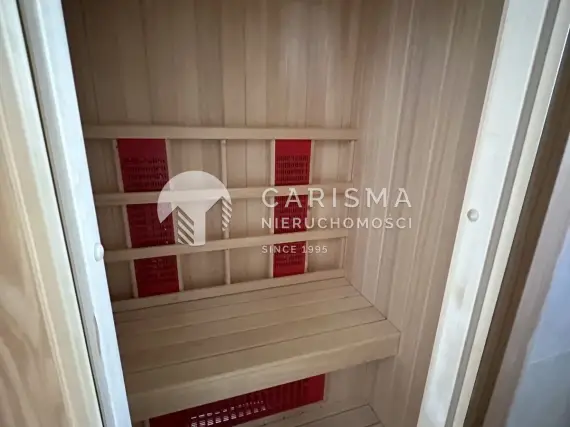 (16) Nowoczesny dwupoziomowy penthouse z widokiem na morze i góry