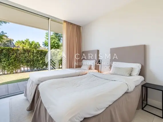 (13) Luksusowy apartament na parterze w pierwszej linii plażowej z widokiem na morze