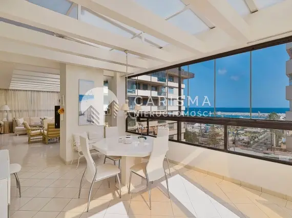 (6) Przestronny penthouse blisko plaży z widokiem na port