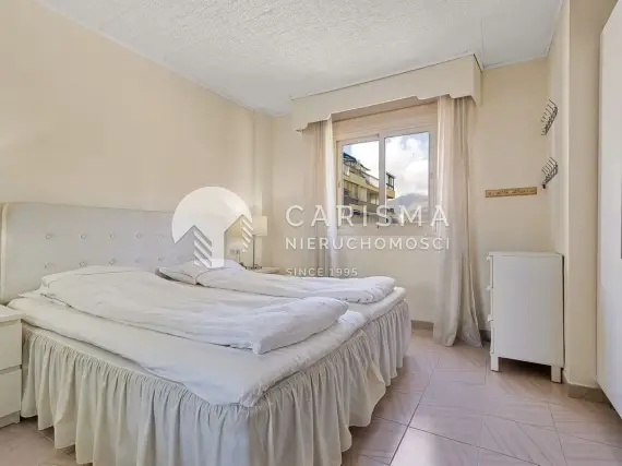 (21) Przestronny penthouse blisko plaży z widokiem na port