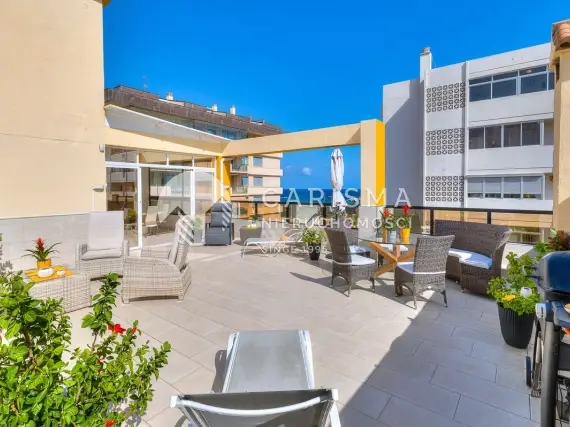 (10) Przestronny penthouse blisko plaży z widokiem na port