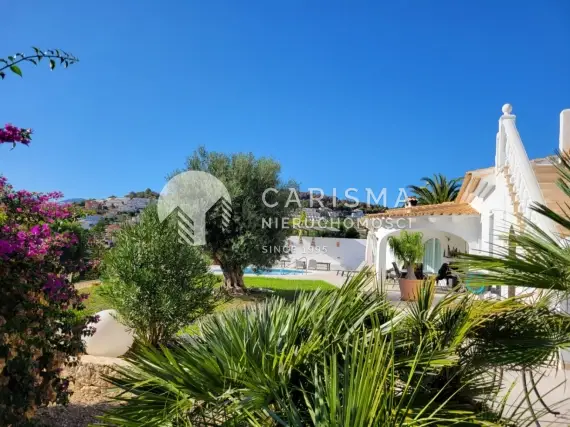 (4) Odremontowana willa z widokiem na morze i Peñon de Ifach w Calpe