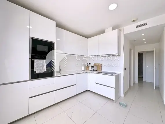 (16) Nowoczesny apartament w prestiżowym kompleksie z widokiem na morze
