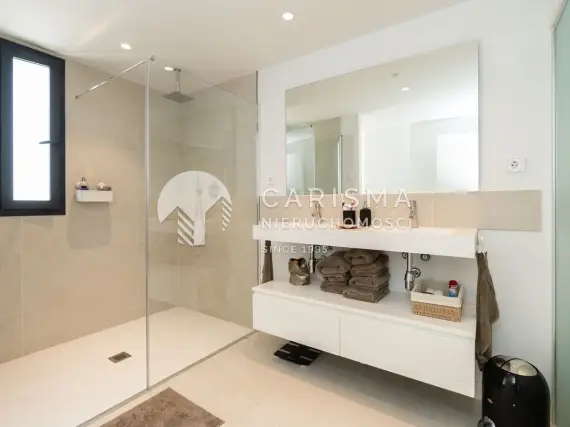 (20) Nowoczesny apartament w luksusowym resorcie z widokiem na morze