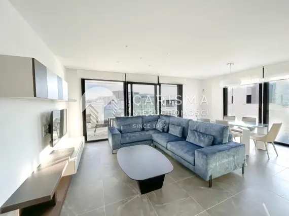 (4) Nowoczesny dwupoziomowy penthouse z panoramicznym widokiem na morze