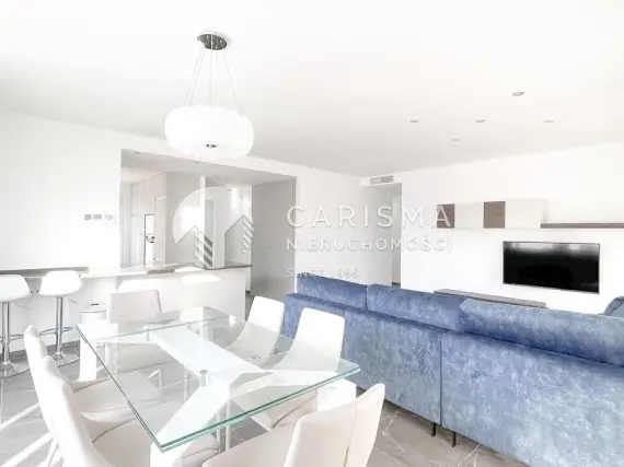 (5) Nowoczesny dwupoziomowy penthouse z panoramicznym widokiem na morze