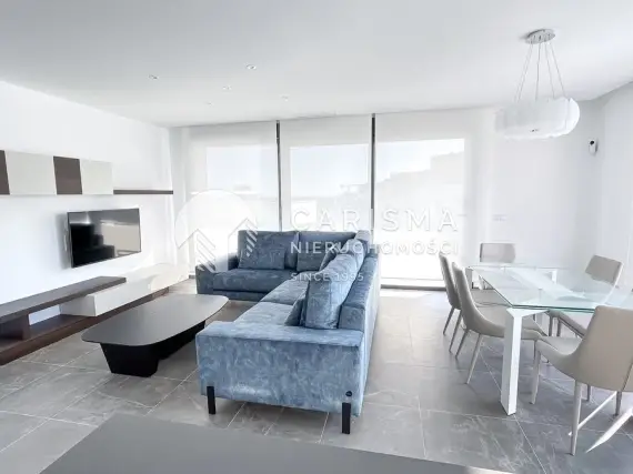(6) Nowoczesny dwupoziomowy penthouse z panoramicznym widokiem na morze