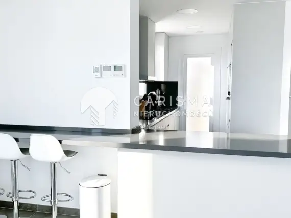 (7) Nowoczesny dwupoziomowy penthouse z panoramicznym widokiem na morze