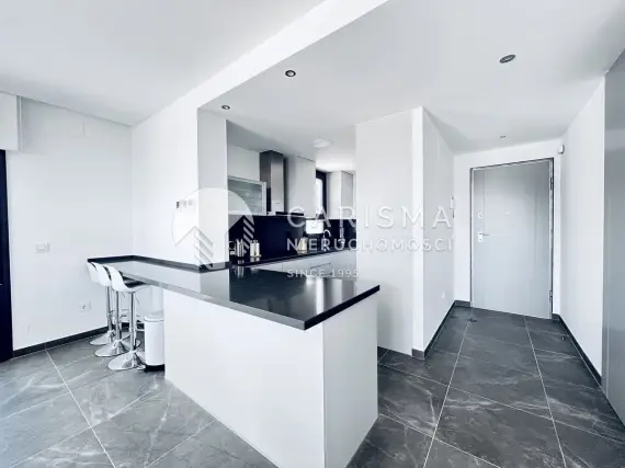 (8) Nowoczesny dwupoziomowy penthouse z panoramicznym widokiem na morze