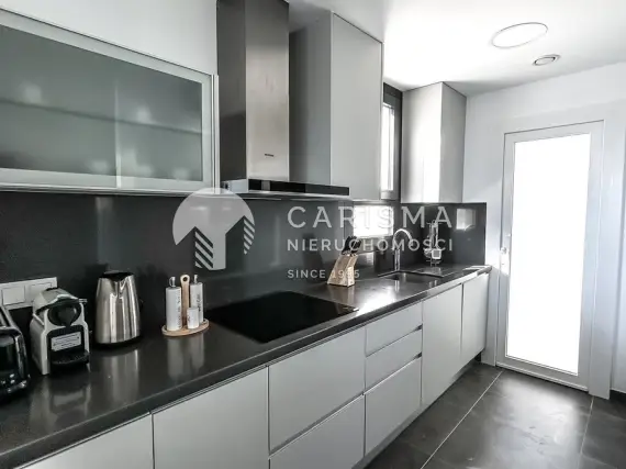 (9) Nowoczesny dwupoziomowy penthouse z panoramicznym widokiem na morze