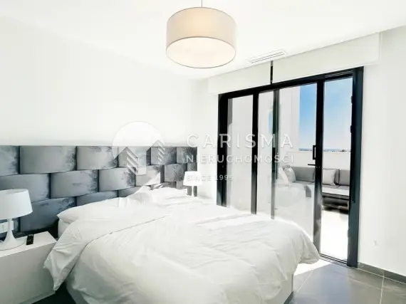 (10) Nowoczesny dwupoziomowy penthouse z panoramicznym widokiem na morze