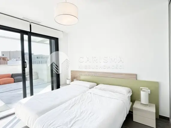 (12) Nowoczesny dwupoziomowy penthouse z panoramicznym widokiem na morze