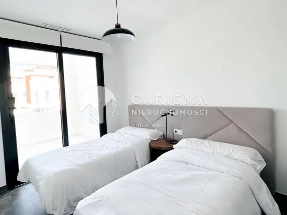 (14) Nowoczesny dwupoziomowy penthouse z panoramicznym widokiem na morze