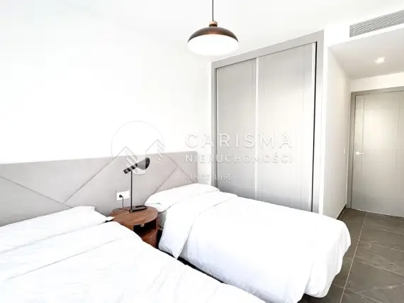 (15) Nowoczesny dwupoziomowy penthouse z panoramicznym widokiem na morze