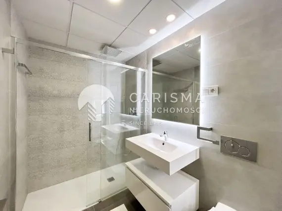 (11) Nowoczesny dwupoziomowy penthouse z panoramicznym widokiem na morze