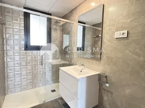 (13) Nowoczesny dwupoziomowy penthouse z panoramicznym widokiem na morze