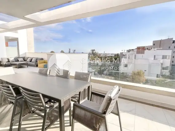 (20) Nowoczesny dwupoziomowy penthouse z panoramicznym widokiem na morze