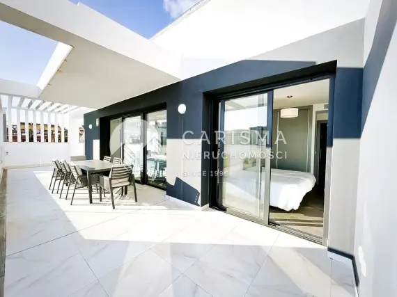 (16) Nowoczesny dwupoziomowy penthouse z panoramicznym widokiem na morze