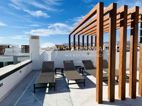 (22) Nowoczesny dwupoziomowy penthouse z panoramicznym widokiem na morze