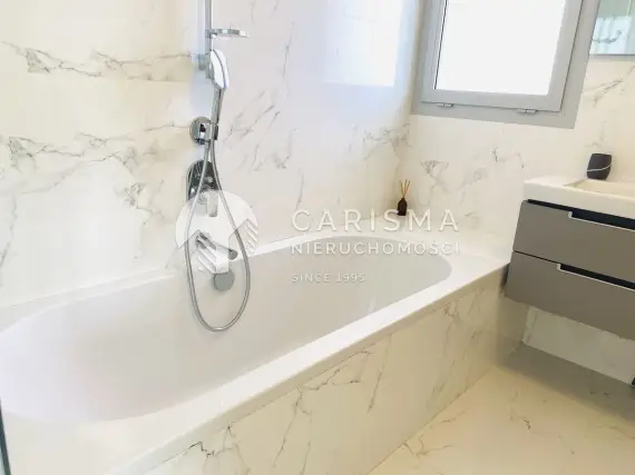 (16) Nowoczesny apartament z pięknym, nieograniczonym widokiem na morze
