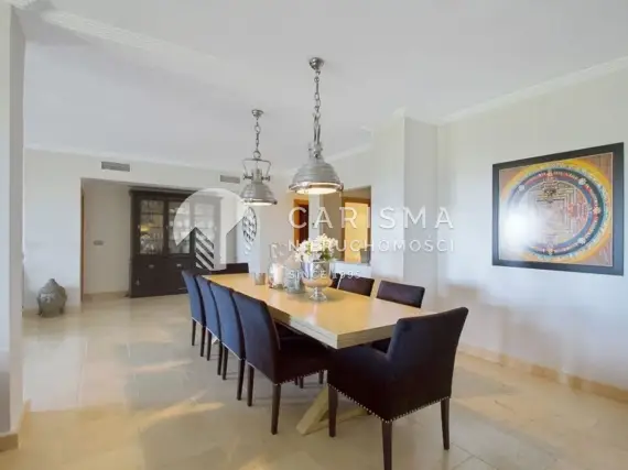 (8) Przestronny parterowy apartament przy polu golfowym