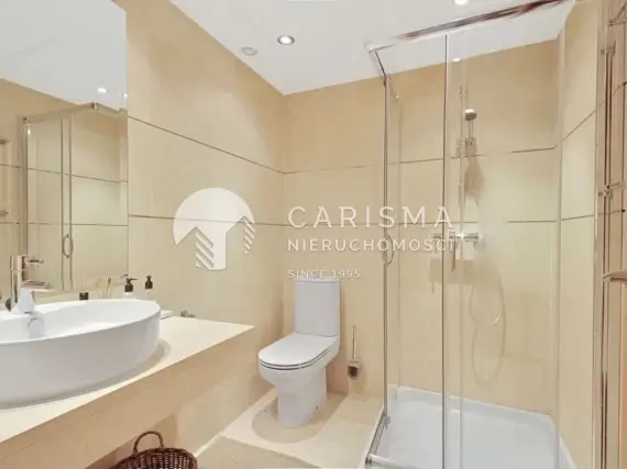 (19) Przestronny parterowy apartament przy polu golfowym