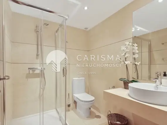 (21) Przestronny parterowy apartament przy polu golfowym