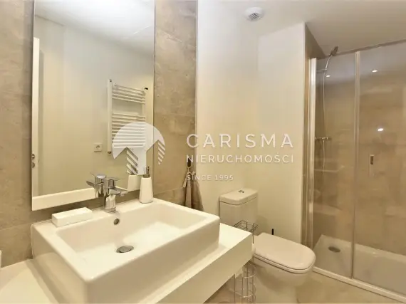 (17) Nowoczesny apartament w centrum miasta z basenem na dachu