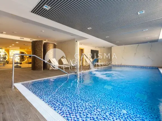 (28) Nowoczesny dwupoziomowy penthouse z panoramicznym widokiem na okolicę