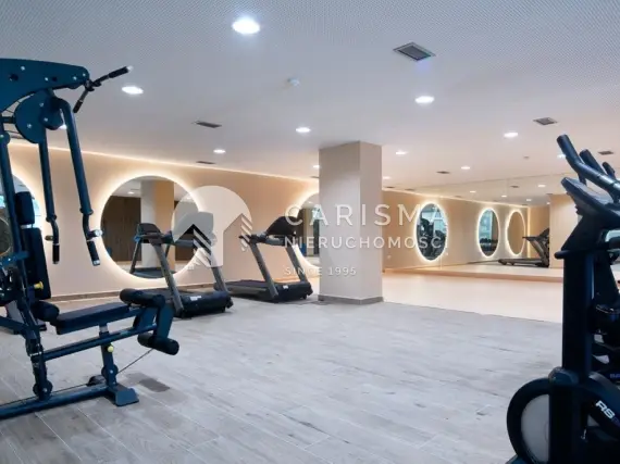 (33) Nowoczesny dwupoziomowy penthouse z panoramicznym widokiem na okolicę