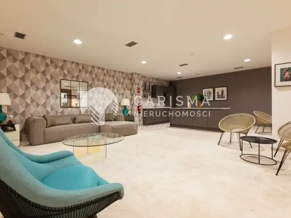 (27) Nowoczesny dwupoziomowy penthouse z panoramicznym widokiem na okolicę