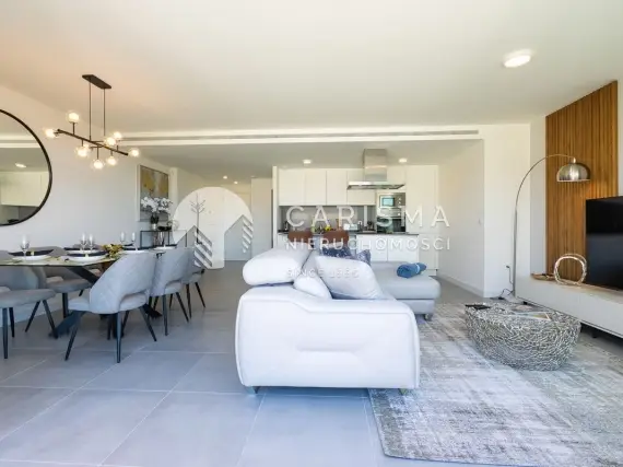 (10) Nowoczesny dwupoziomowy penthouse z panoramicznym widokiem na okolicę