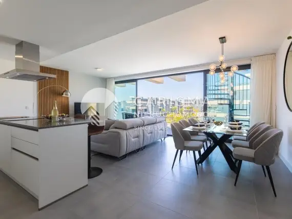 (7) Nowoczesny dwupoziomowy penthouse z panoramicznym widokiem na okolicę