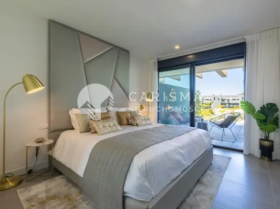 (13) Nowoczesny dwupoziomowy penthouse z panoramicznym widokiem na okolicę