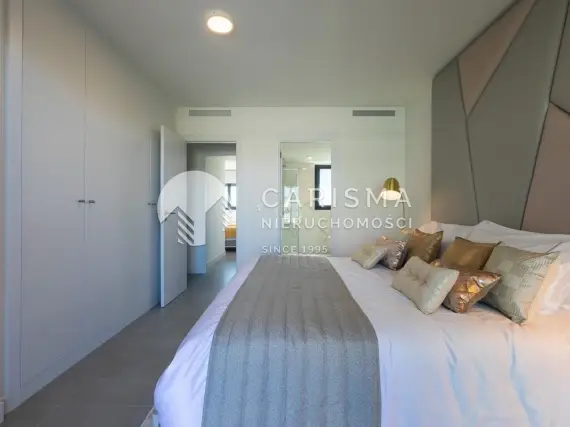 (12) Nowoczesny dwupoziomowy penthouse z panoramicznym widokiem na okolicę